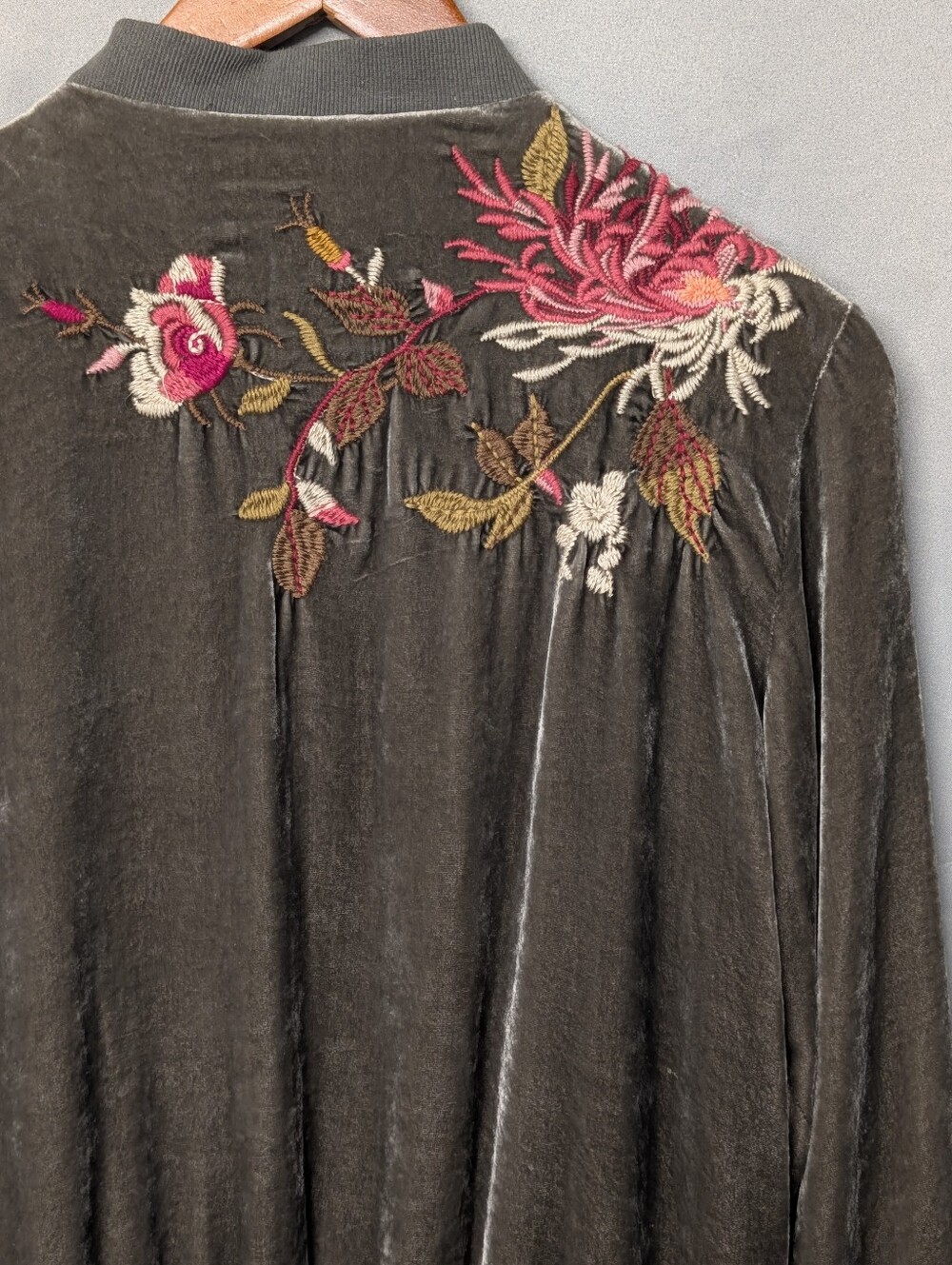 Johnny Was Chrys Olive Silk Velvet Bomber Jacket Floral Embroidery Size XS - Picture 9 of 11